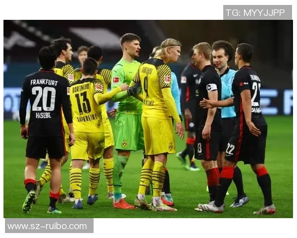 足球球星弹钢琴展现多才多艺虎扑回放精彩瞬间引发球迷热议